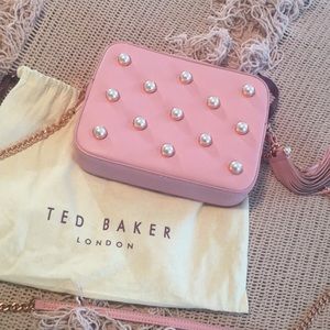 Ted Baker Alessia Pearl embellished crossbody bag. 👛